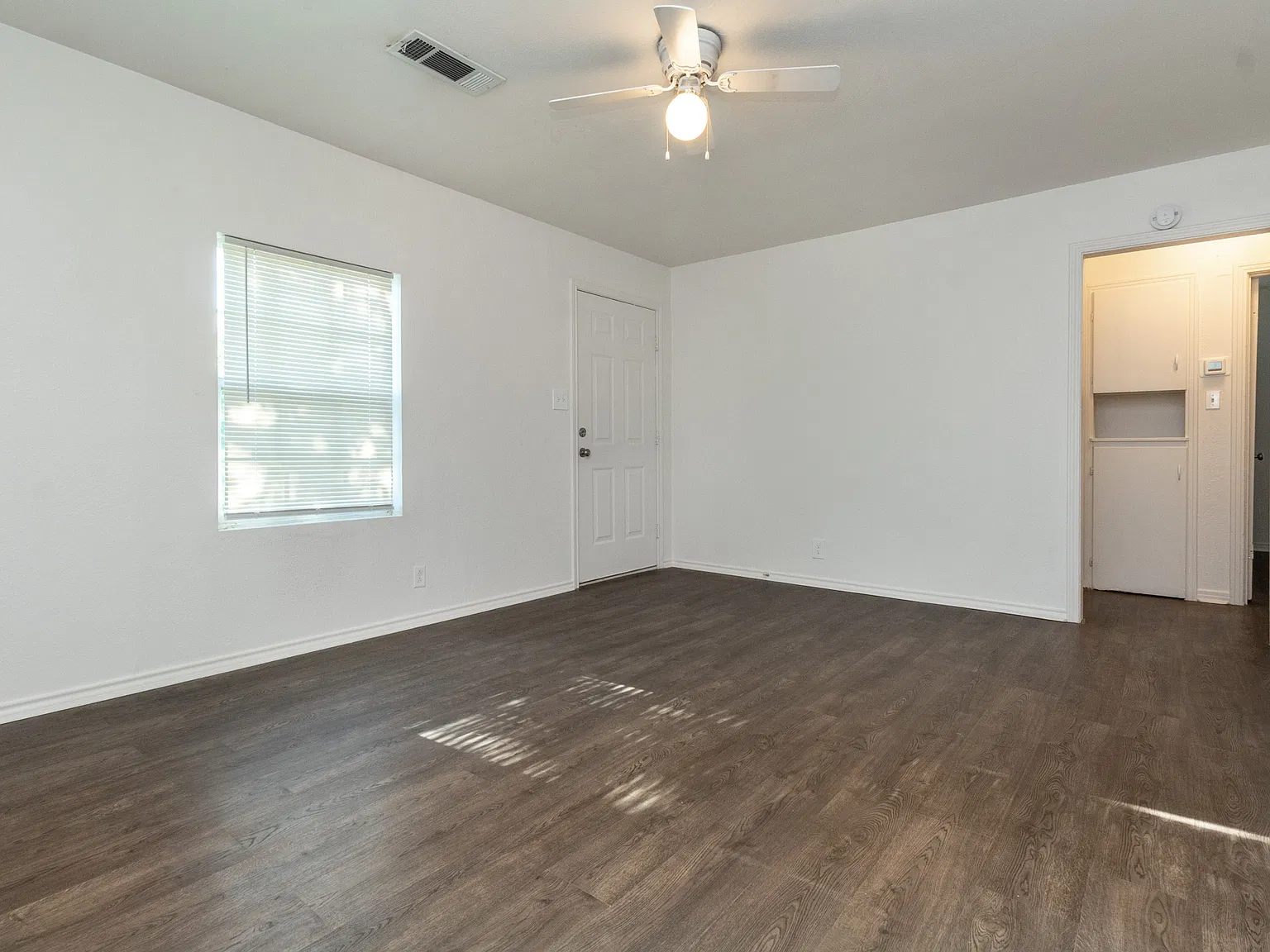 3 bed, 1200 sqft, $1,375 — Photo 4