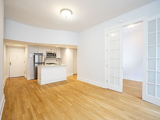 4th image of 140-154 W 72nd St #5C