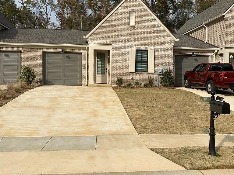 1118 Stonebrook Ln — Photo 1