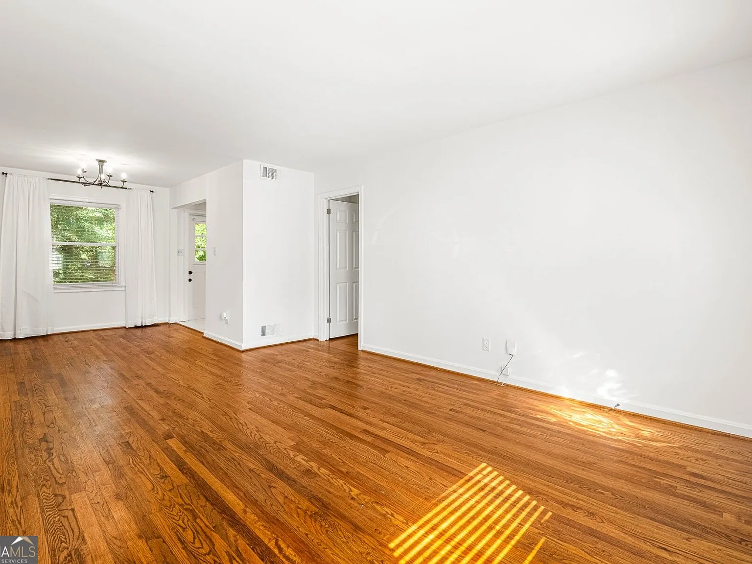 3 bed, 1.0 bath, 910 sqft, $2,300 — Photo 3