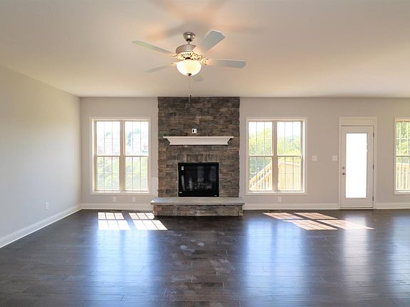 3rd image of 250 Manitoba Ln
