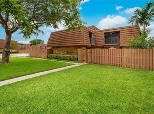 2576 N Lakeview Ct, Hollywood, FL 33026
