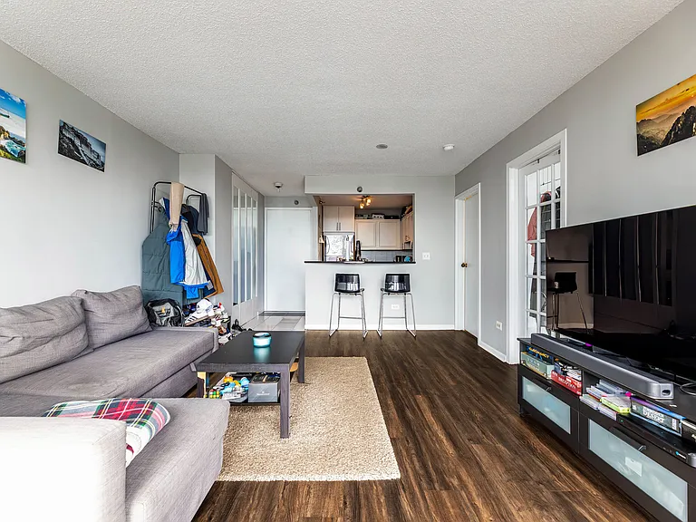 111 W Maple St #1611 — Photo 4