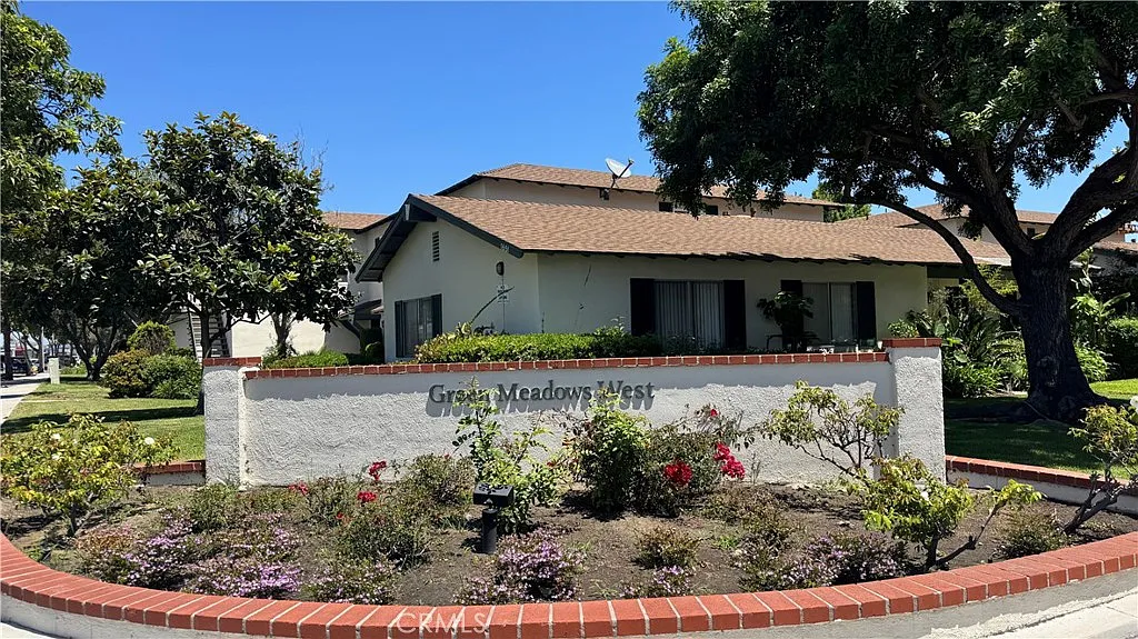 3 bed, 1075 sqft, $3,500 — Photo 2
