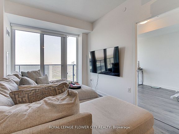 4th image of 95 Oneida Cres #2305