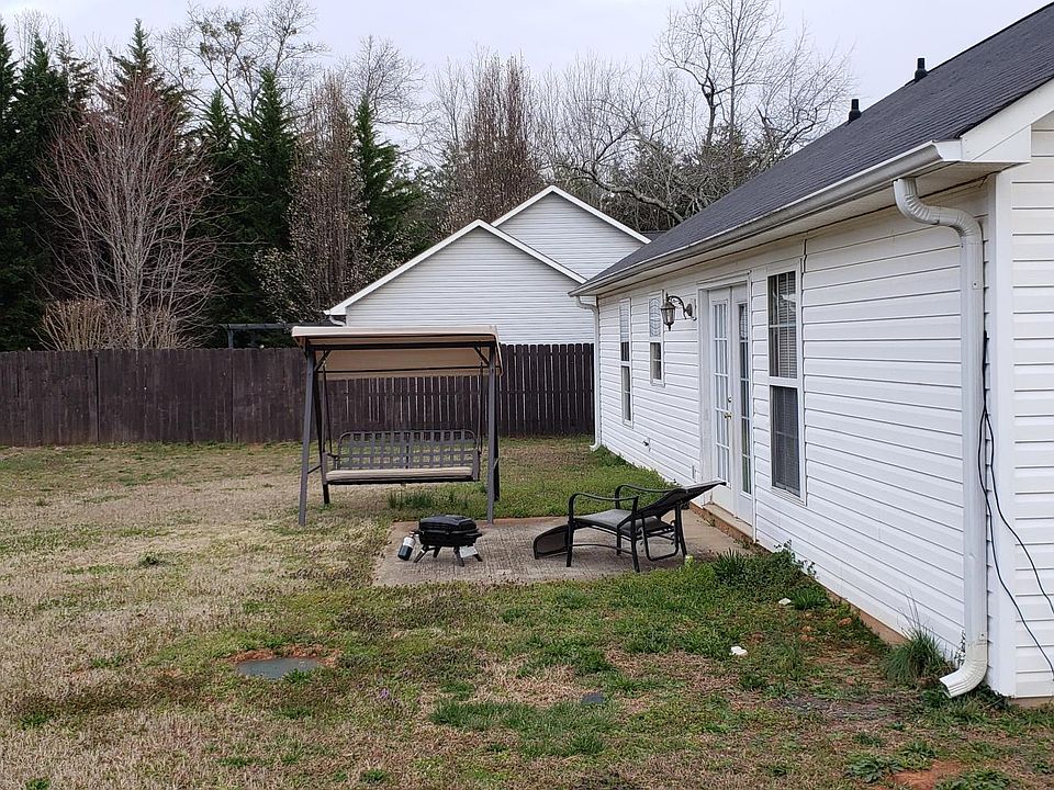 2nd image of 1060 River Rd