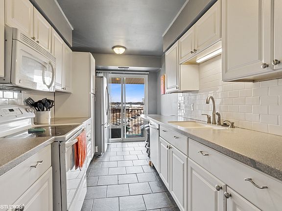 5th image of 1101 S Hunt Club Dr APT 404