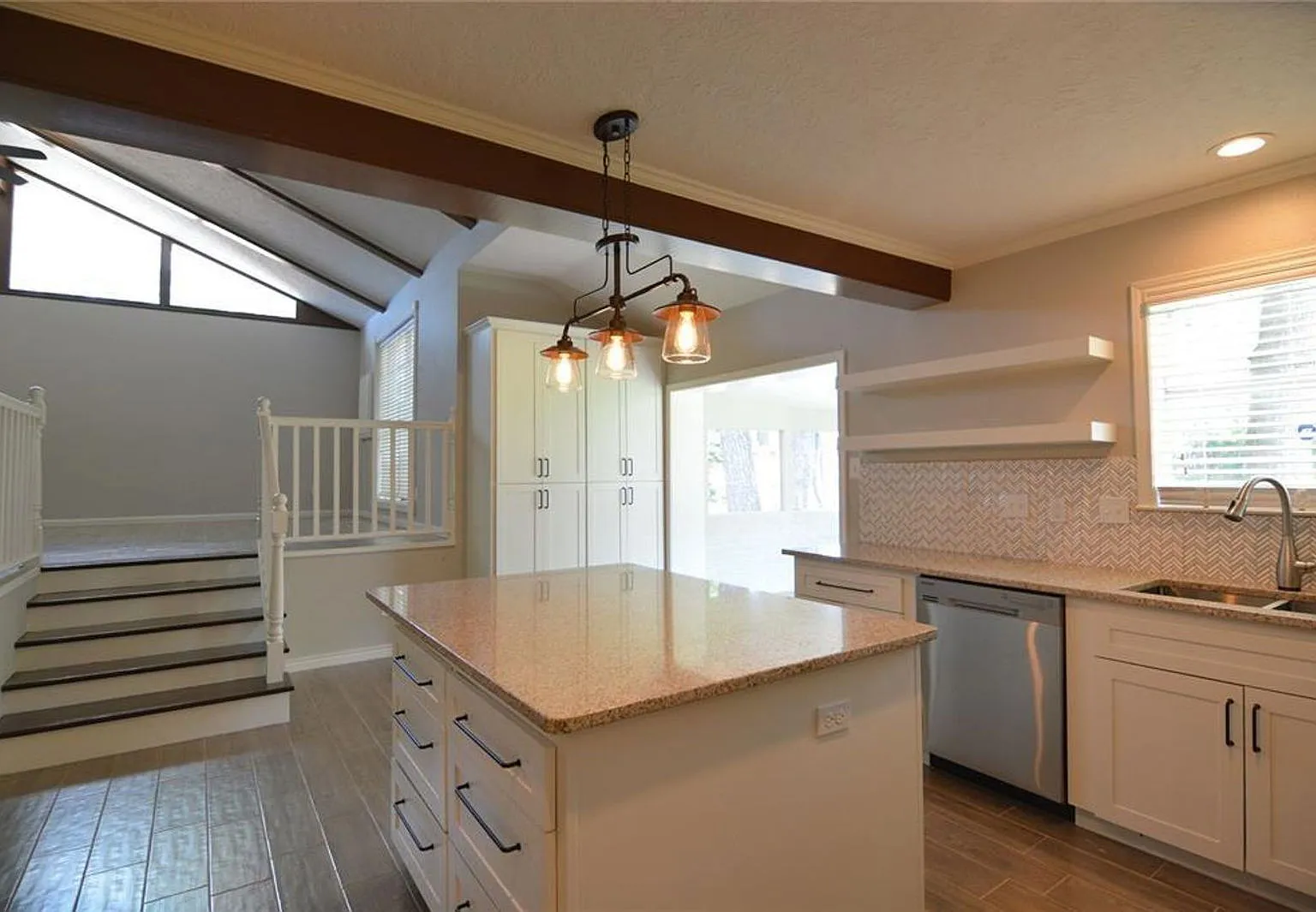 4 bed, 2.0 bath, 2634 sqft, $2,200 — Photo 4