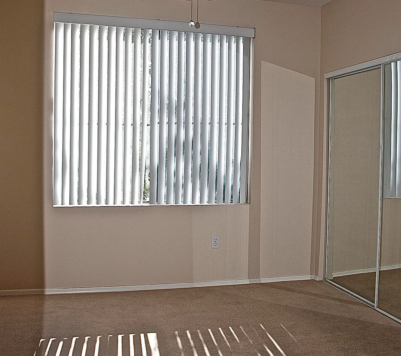 3 bed, 2.0 bath, 1412 sqft, $2,300 — Photo 2