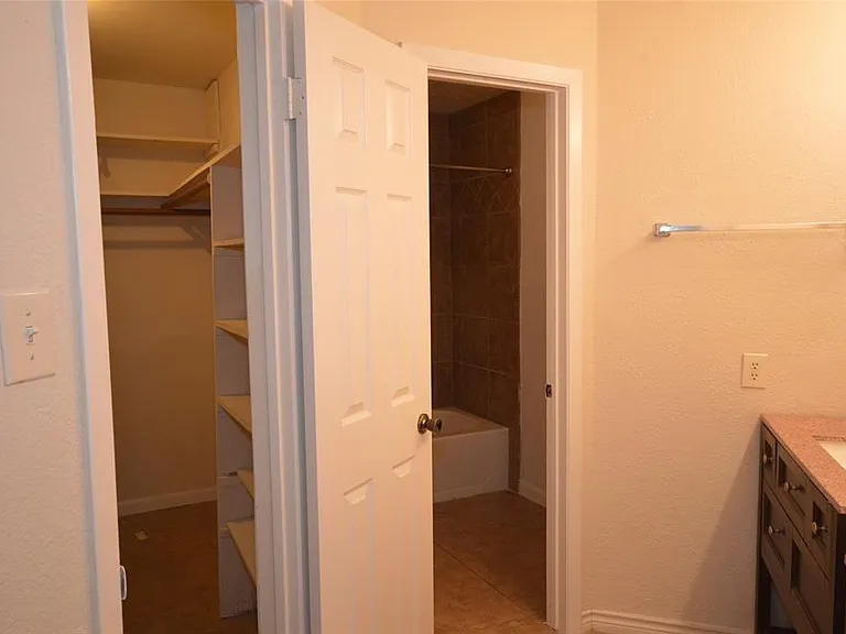 2314 Crooked Ln — Photo 13
