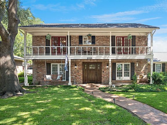 The balcony and front porch beckon you as you arrive in the cul de sac.