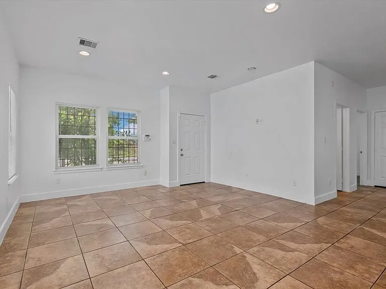 2514 Bennington St — Photo 10