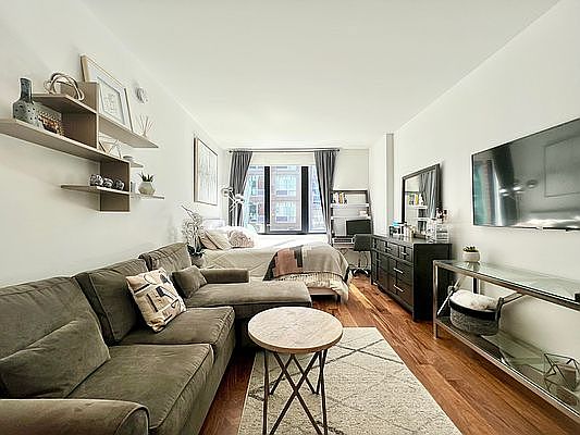 3rd image of 4214 Crescent St APT 5E
