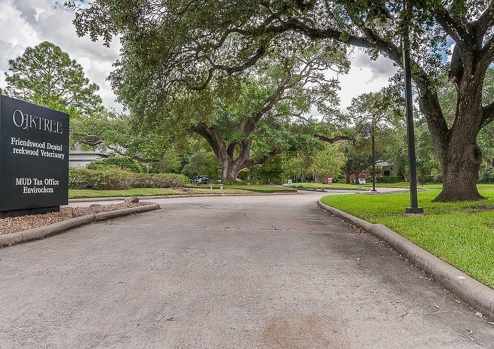 1st image of 8 Oak Tree Dr