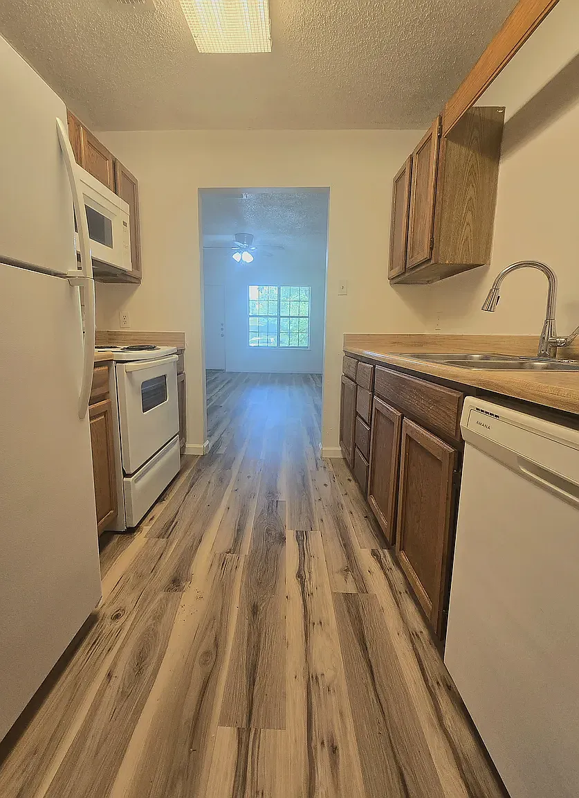 2 bed, 900 sqft, $995 — Photo 3