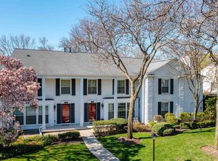1993 Shorepointe Ln, Grosse Pointe Woods, MI 48236