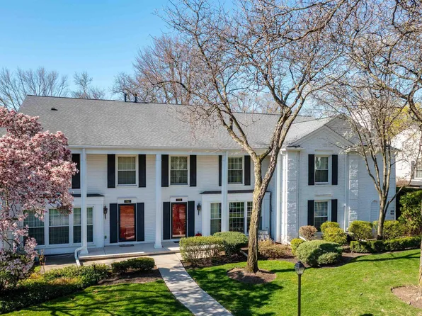 1993 Shorepointe Ln, Grosse Pointe Woods, MI 48236
