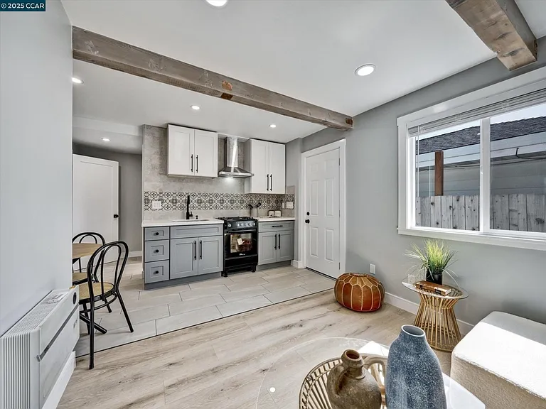 712 Banks Dr — Photo 1