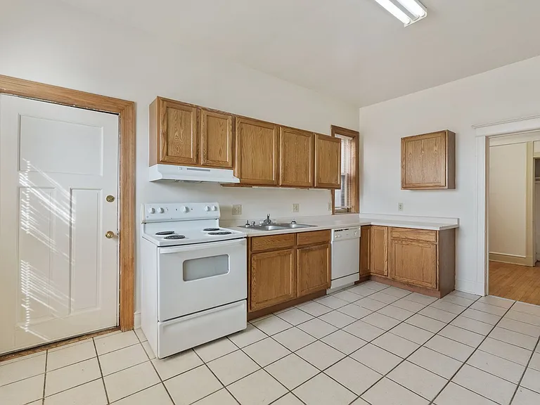 2335 W Wisconsin Ave — Photo 7