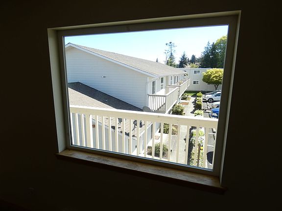 4th image of 1021 E 2nd St #20