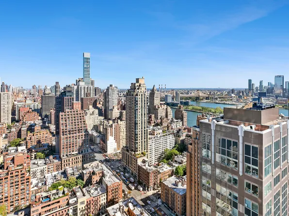 100 United Nations Plaza image 9 of 15