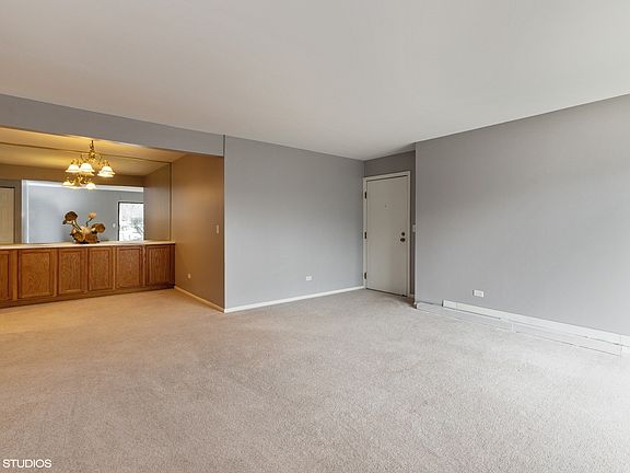 4th image of 960 N Lakeside Dr APT 1B