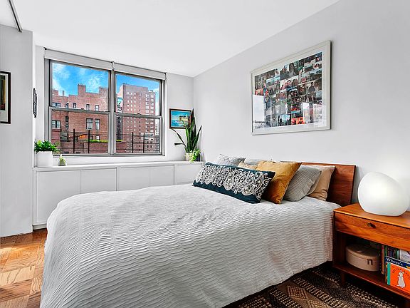 4th image of 32 Gramercy Park S #12H