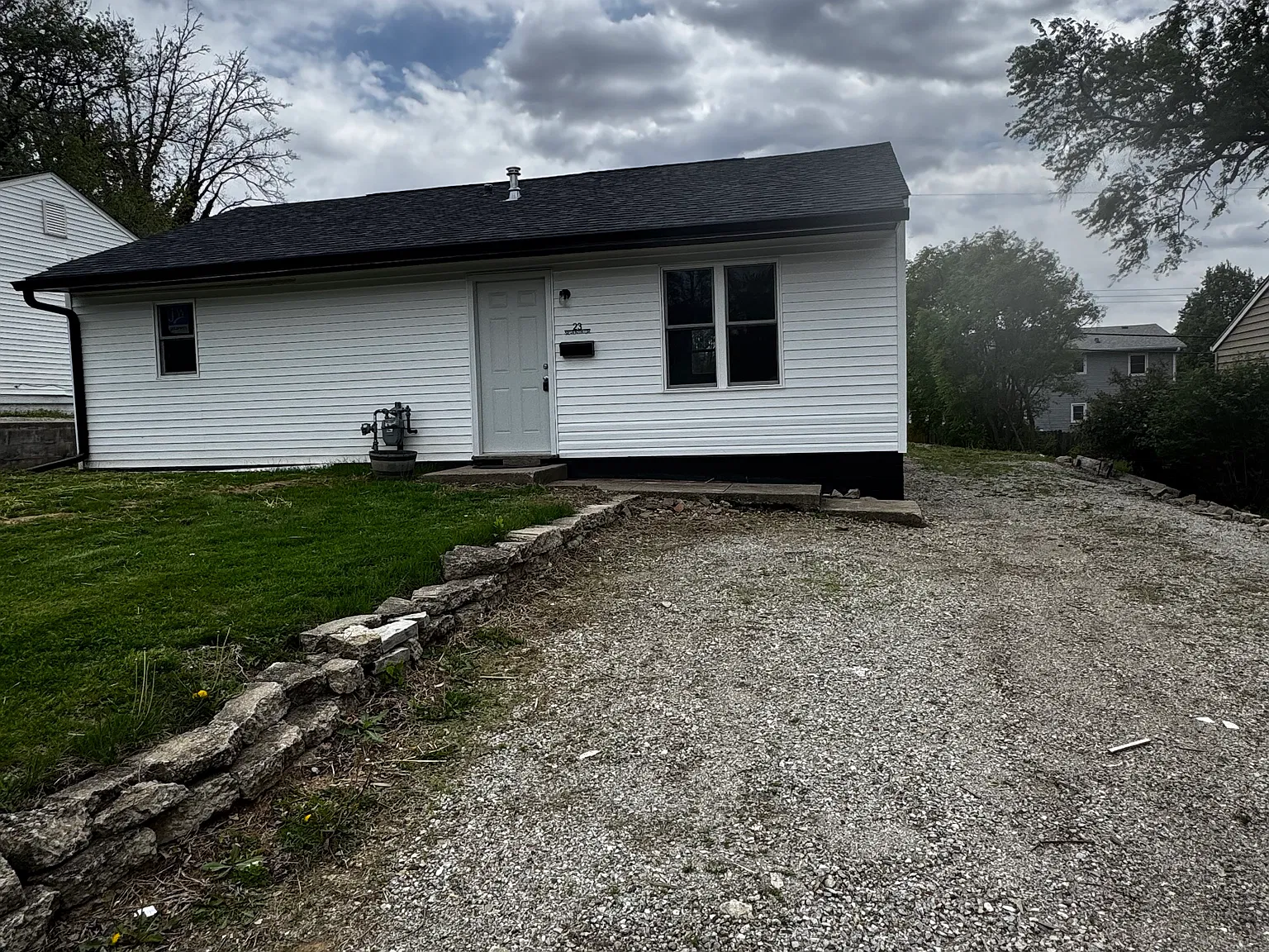 3 bed, 1100 sqft, $1,300 — Photo 2