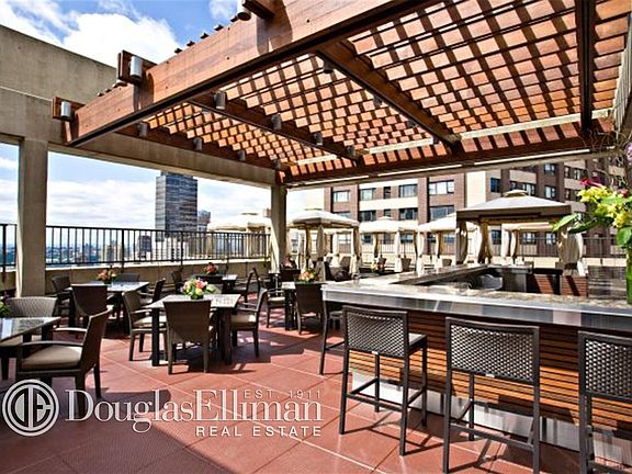 3rd image of 30 W 63rd St APT 30F