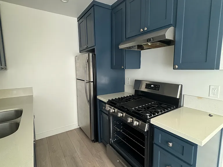 907 Grand Ave #1 — Photo 3