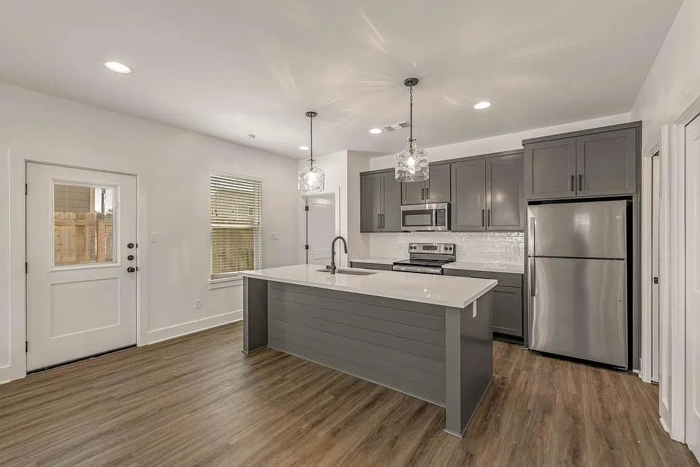 4 bed, 4.5 bath, 2100 sqft, $3,600 — Photo 3