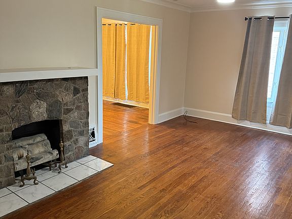 3rd image of 933 Winona Dr