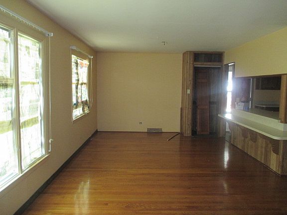 4th image of 313 N Pleasant Dr