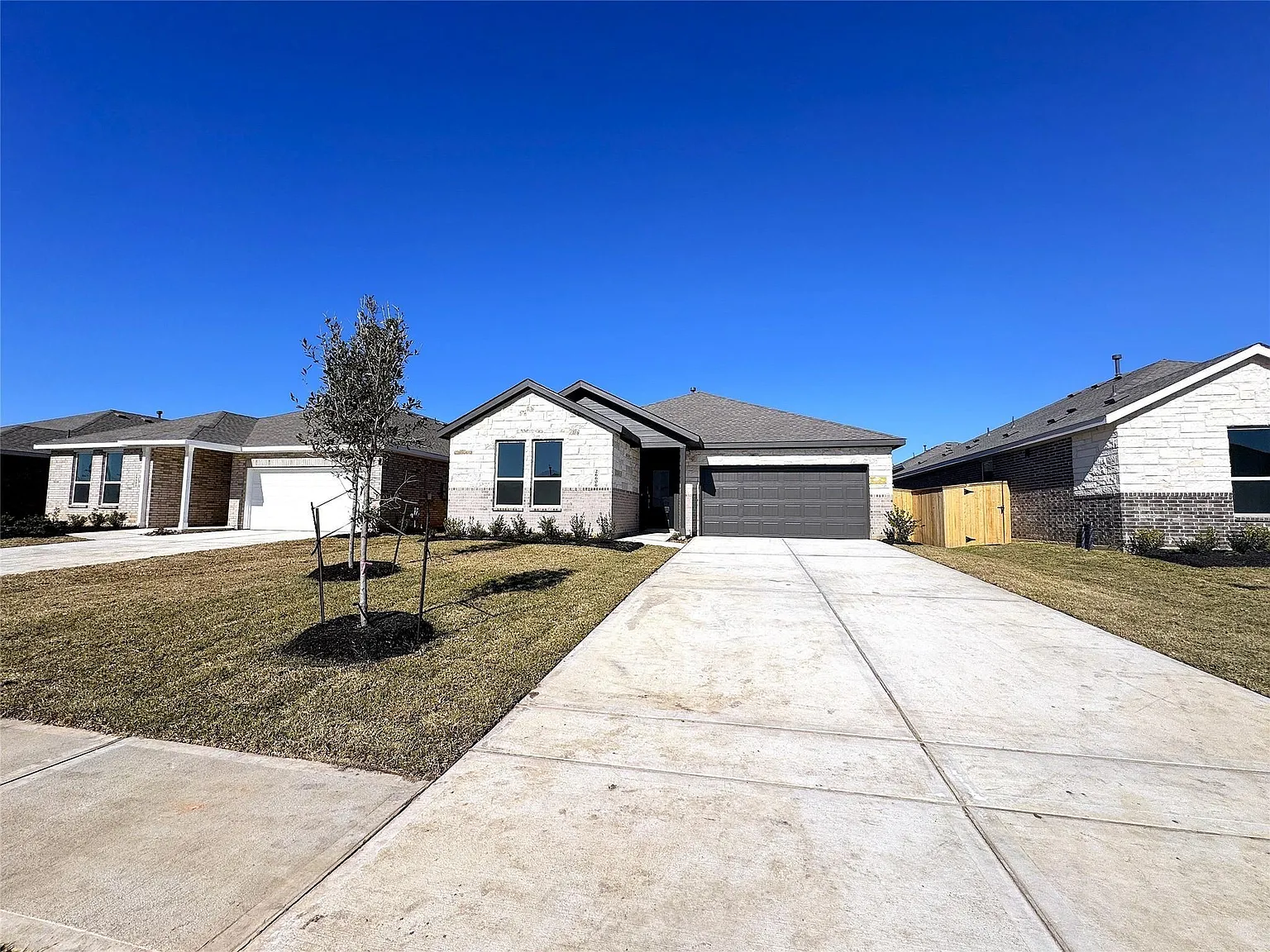 4 bed, 2.0 bath, 1900 sqft, $2,350 — Photo 2