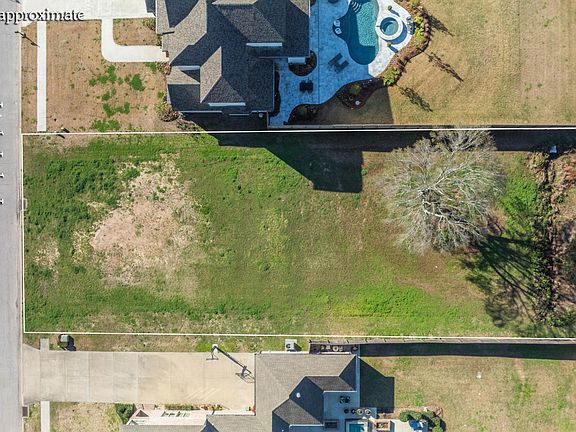 4th image of 102 Little Lake Ln