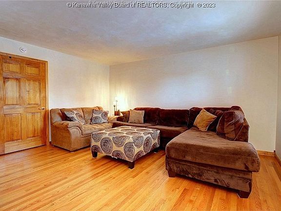 3rd image of 712 Oak St