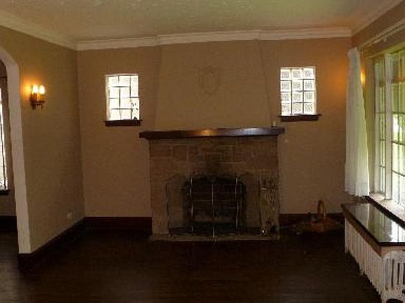 3rd image of 1819 N Nagle Ave
