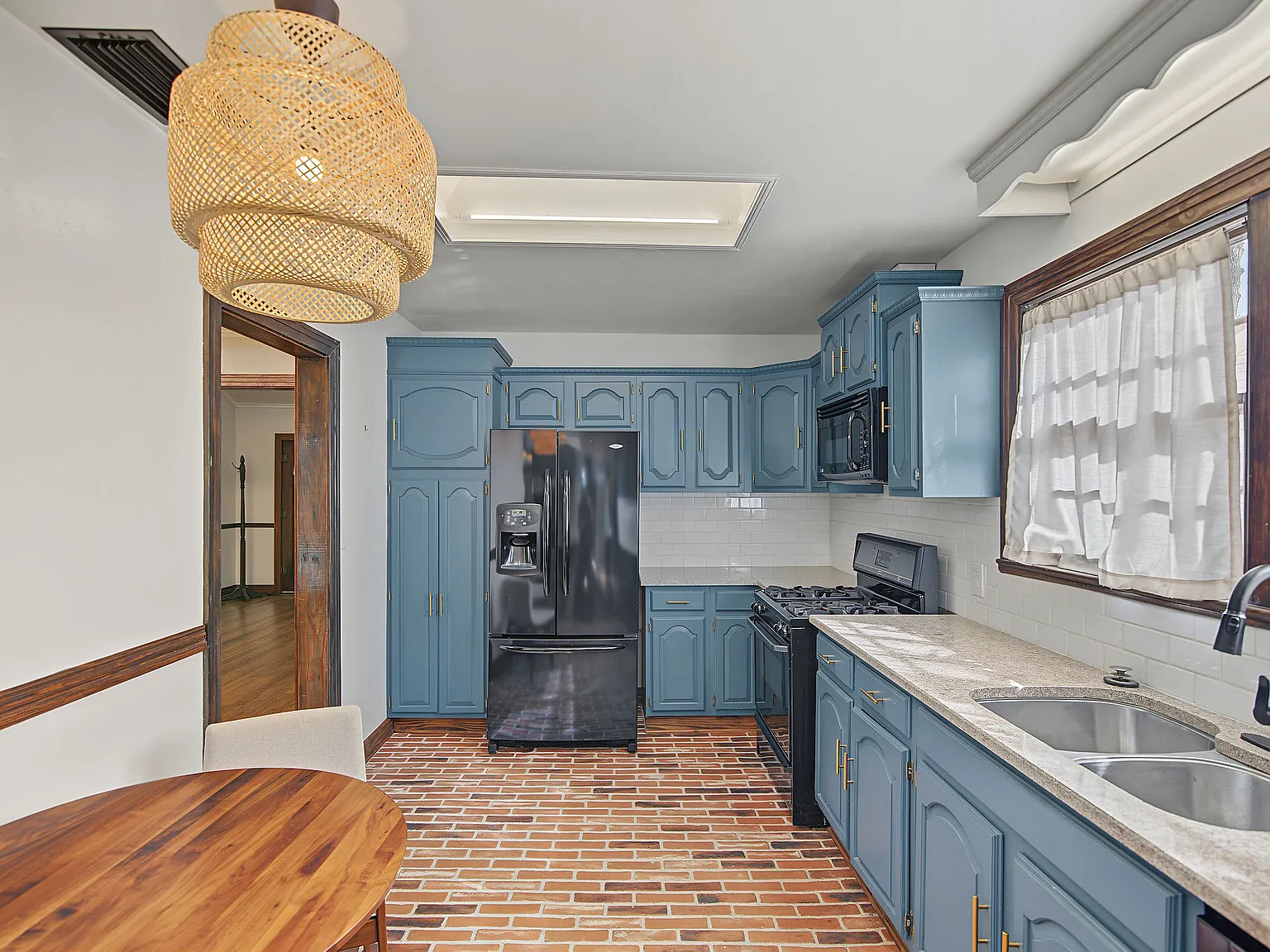 3 bed, 2359 sqft, $2,100 — Photo 4