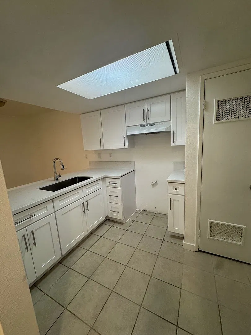 2542 N Edwards Ave — Photo 2