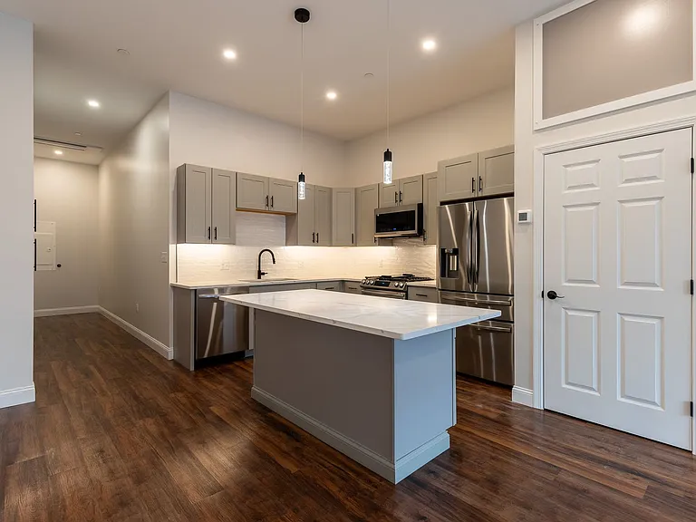 240 Cabot St — Photo 9