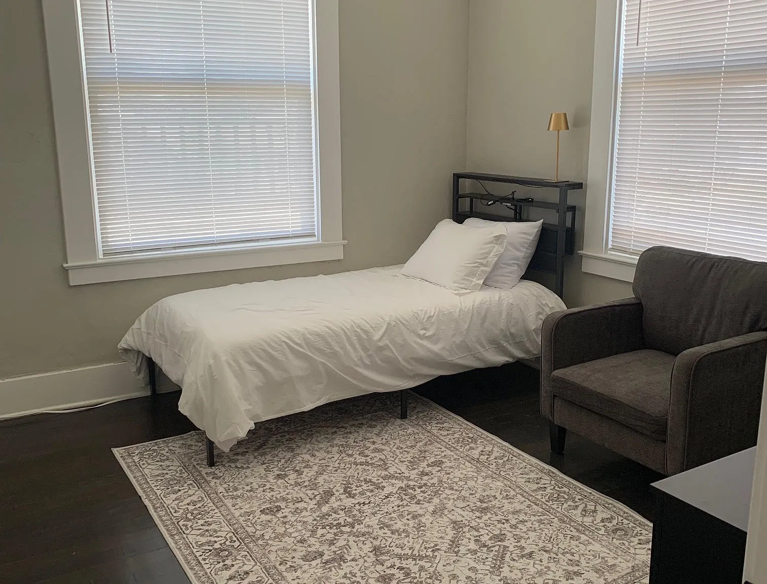 11 bed, 4096 sqft, $950 — Photo 1