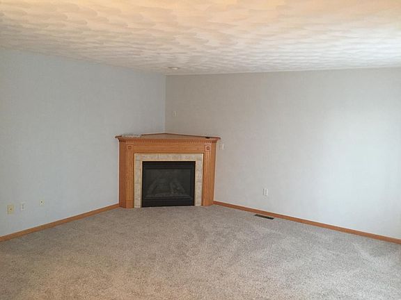 Living room w/fireplace