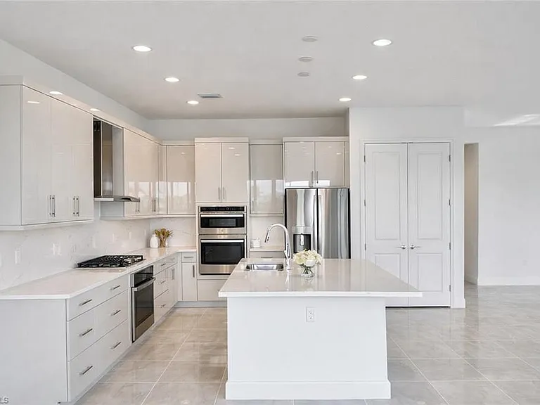 12770 Woodbury Dr — Photo 4