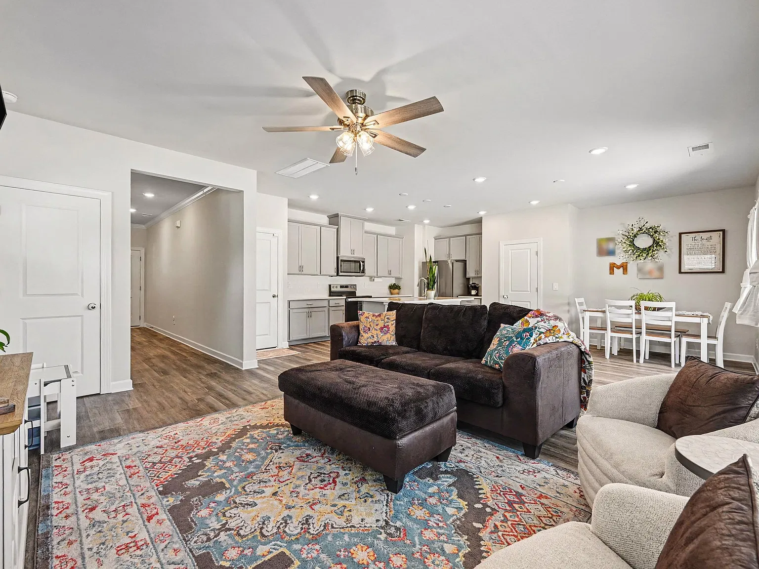 4 bed, 2.5 bath, 2008 sqft, $2,400 — Photo 3