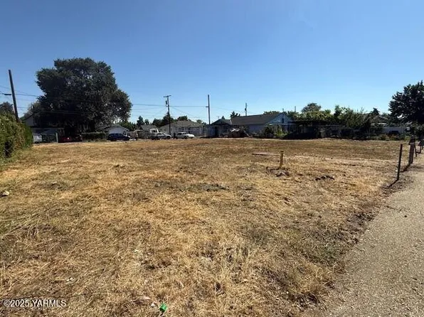 1105 S 6th St, Yakima, WA 98901