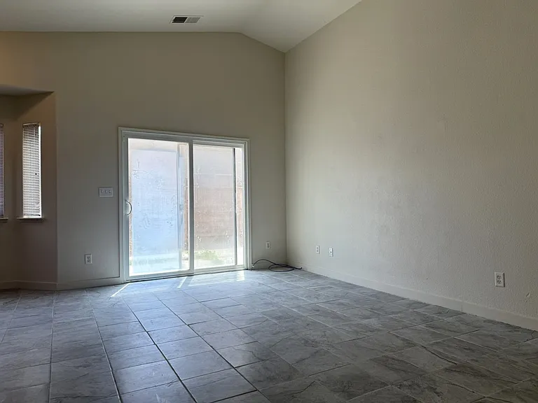 614 Barbara Ct — Photo 8
