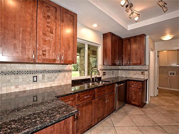 4th image of 13300 Briar Hollow Dr