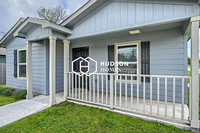 3 bed, 2.0 bath, 1090 sqft, $1,275 — Photo 3