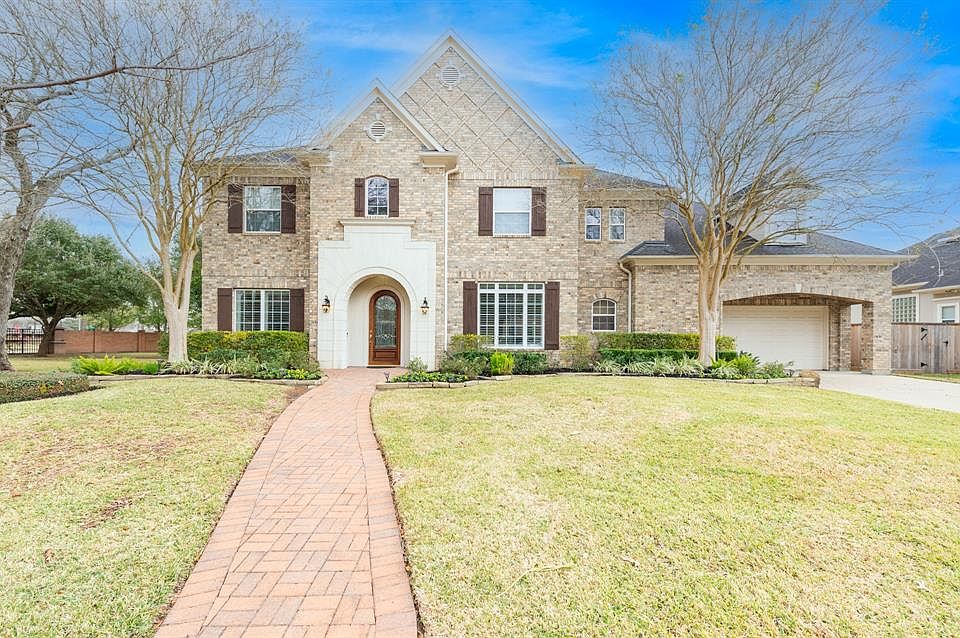 Hello and welcome to this stunning 2 story home in the prestigious private gated community of Bayou Oaks in Cinco Ranch!