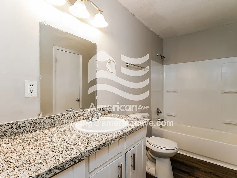 697921_010_bathroom_13.jpg